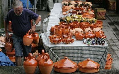 Un alfarero vende sus artesanías en el mercado medieval de Portugalete. 