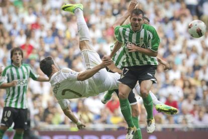 Cristiano Ronaldo intenta un remate de chilena ante Javi Chica.