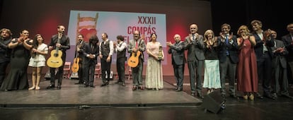 Organizadores y galardonados de los premios.