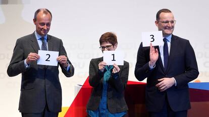 De izquierda a derecha, Friedrich Merz, Annegret Kramp-Karrenbauer y Jens Spahn, candidatos a suceder a Angela Merkel antes de un acto de campaña en noviembre.