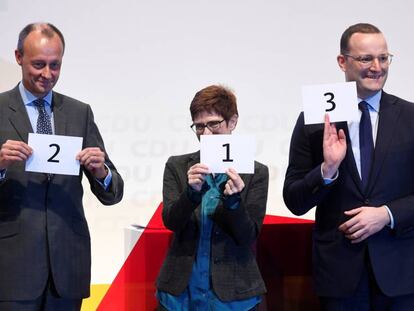 De izquierda a derecha, Friedrich Merz, Annegret Kramp-Karrenbauer y Jens Spahn, candidatos a suceder a Angela Merkel antes de un acto de campaña en noviembre.