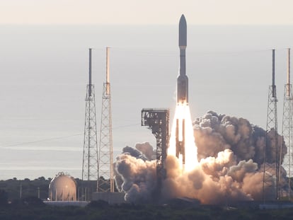 Momento del lanzamiento del cohete 'Atlas', este jueves desde Cabo Cañaveral en Florida (EE UU).