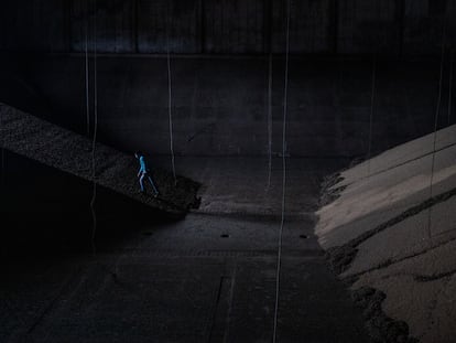 Un hombre abandona un silo de soja