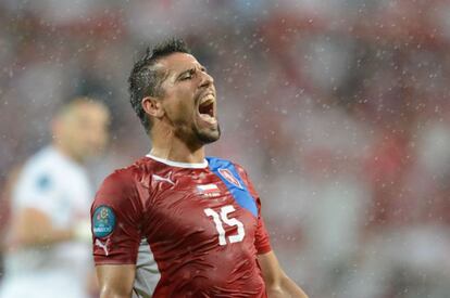 El delantero checo Milan Baros grita bajo la lluvia de Breslavia