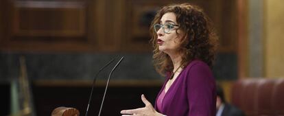 La ministra de Hacienda, María Jesús Montero, interviene durante el debate en el Congreso sobre la senda de estabilidad presupuestaria del Gobierno.