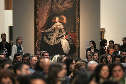 Aspecto de la rueda de prensa de ayer en el Prado, con el retrato <i>Doña Mariana de Austria</i> (1652-1653), de Velázquez (Museo del Prado), al fondo.