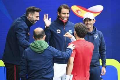 Granollers, Vendrell, Nadal, Carreño y Samuel López celebran el triunfo del asturiano (de rojo) en Melbourne.