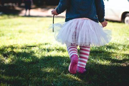 Una niña camina por su jardín. 