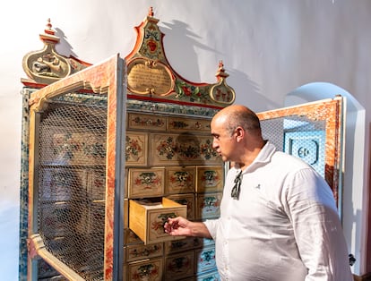 El presidente de la asociación Camino del Asombro, Juan Ayres, abre uno de los cajones del archivo de 1766 que contiene documentos y papeles del monasterio de San Antonio el Real, en Segovia.