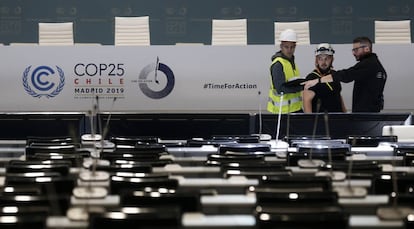 Operarios ultiman los detalles del montaje de la COP25.