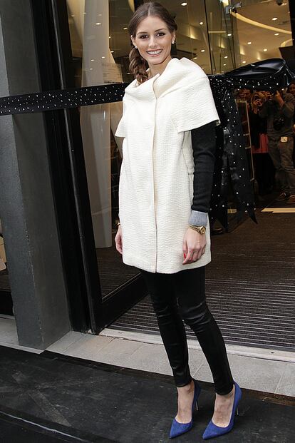 Olivia Palermo derrocha elegancia con este look sobrio al que aporta un toque divertido con estos zapatos azulones.