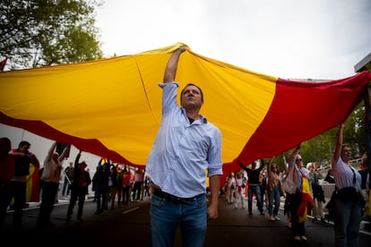 Decenas de personas participan en la manifestación contra el Gobierno, este domingo en Madrid.