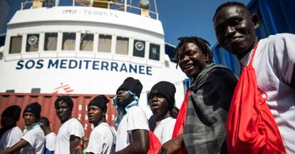 Varios inmigrantes a bordo del 'Aquarius' camino de Valencia, el pasado mes de junio.