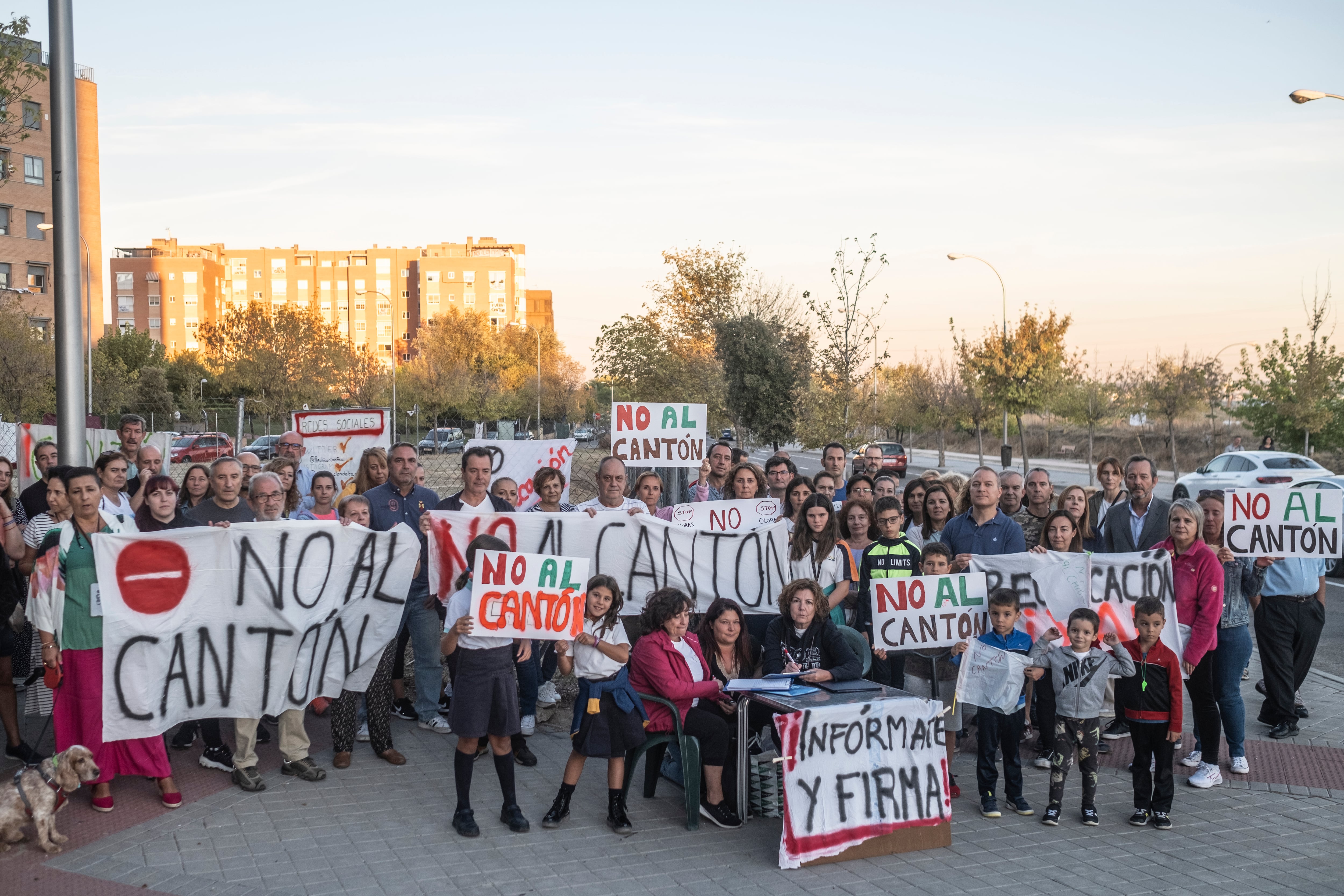 Vecinos del PAU de Carabanchel manifestándose frente al solar donde está prevista la instalación del cantón de limpieza en 2022. 