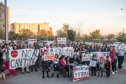 Vecinos del PAU de Carabanchel manifestándose frente al solar donde está prevista la instalación del cantón de limpieza.