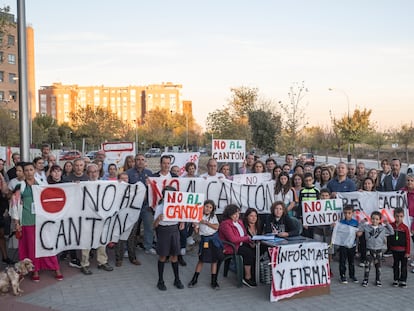 Vecinos del PAU de Carabanchel manifestándose frente al solar donde está prevista la instalación del cantón de limpieza.