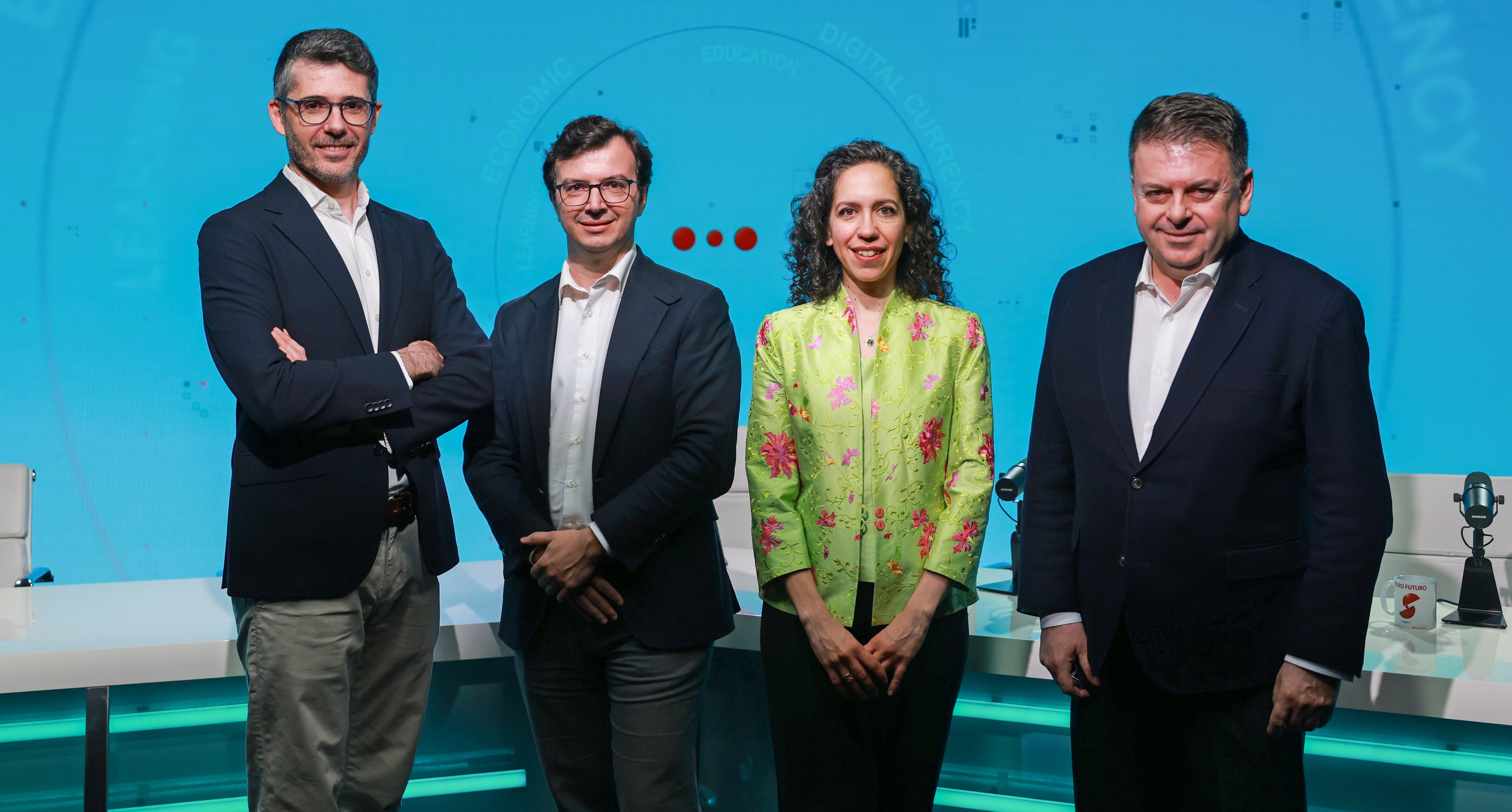 De izquierda a derecha: Fernando Rodríguez Ferrer, director de expansión internacional de Bizum;  Christian Diez, director financiero y jefe de estrategia de Santander Payments Solutions; Ana Puente, subdirectora general de finanzas sostenibles y digitales en el Ministerio de Asuntos Económicos y Transformación Digital; y Santiago Carbó, catedrático de Economía CUNEF Universidad.