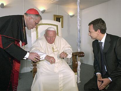 El Papa, con el cardenal Rouco Varela, durante la breve audiencia que  concedió en mayo de 2003, durante su visita a España, al entonces líder de la oposición socialista, José Luis Rodríguez Zapatero.