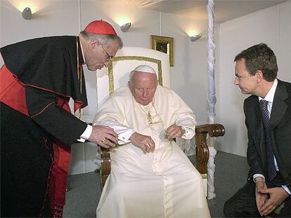 El Papa, con el cardenal Rouco Varela, durante la breve audiencia que  concedió en mayo de 2003, durante su visita a España, al entonces líder de la oposición socialista, José Luis Rodríguez Zapatero.