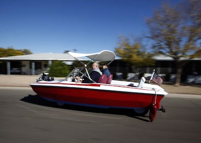 Jimmy Trollen, 80 años, conduce su lancha reconvertida en vehículo por las calles de Sun City.