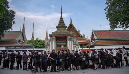 Decenas de tailandeses hacen cola este miércoles vestidos de luto para asistir al funeral del rey Bhumibol Adulyadej.