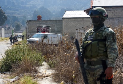 Un soldado del Ejército mexicano junto a la sala de fiestas de Tenango (México) en la que se han hallado presuntos restos humanos.