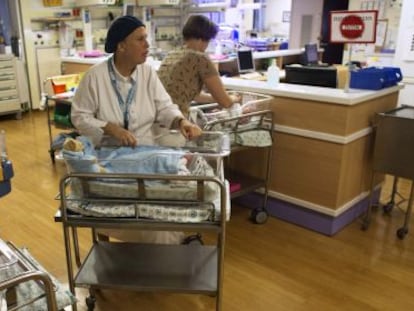 Dos enfermeras cuidan de los beb&eacute;s reci&eacute;n nacidos en el Hadassah Ein Kerem Medical Center de Jerusal&eacute;n, el pasado 10 de septiembre.