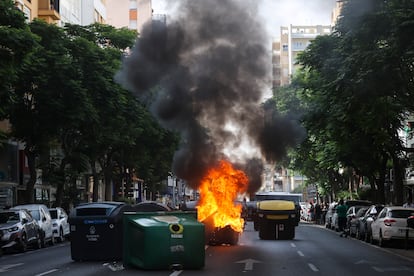 Contenedores incendiados en una calle de Cádiz, este lunes.

