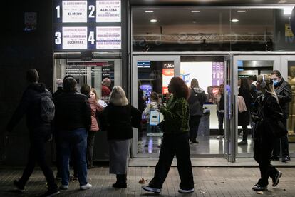 Varias personas hacen cola en la taquilla de un cine en Barcelona.