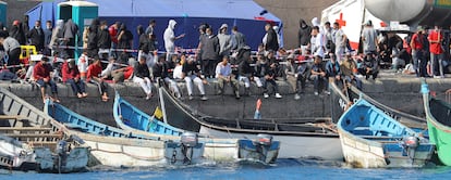 Imagen del muelle de Arguineguín, donde duermen hacinados más de 1.000 migrantes, el pasado día 9.