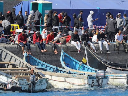 Imagen del muelle de Arguineguín, donde duermen hacinados más de 1.000 migrantes, el pasado día 9.