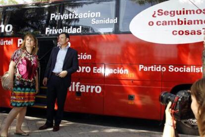 Tomás Gómez con Maru Menéndez, junto al autobús del PSM en el que acude a los actos.