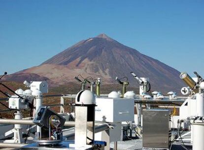 Torre de mediciones del Observatorio de Izaña, en Tenerife, con el Teide al fondo.