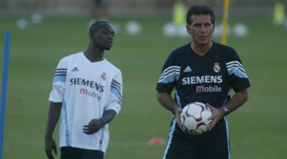 Claude Makekele junto al técnico Carlos Queiroz durante un entrenamiento del Real Madrid en 2003.