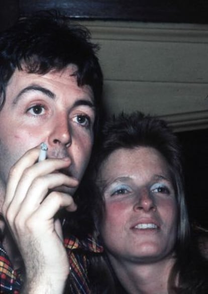 Paul McCartney con su primera mujer, Linda, en 1972.