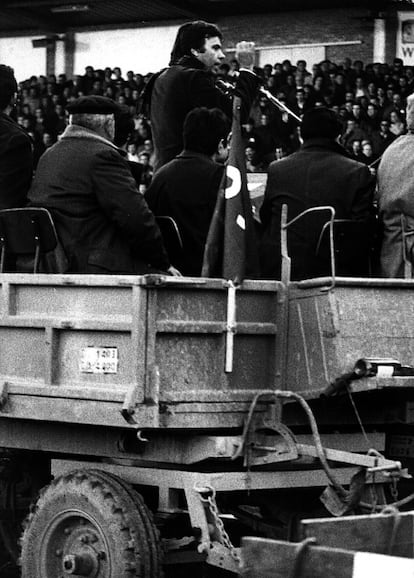 Felipe González, desde otra perspectiva durante el mitin que celebró en lo alto de un tractor en Albacete con motivo de las elecciones de 1979.