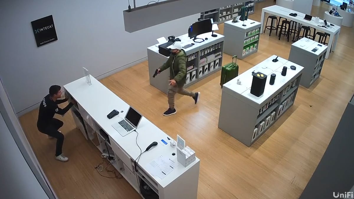 Los Mossos buscan a un atracador por asaltar a punta de pistola una tienda en Mataró 
