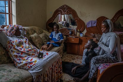 Fatou, activista contra la mutilación en programas para erradicar esta práctica de la ONG Wassu Kafo Gambia, junto a sus hijas en su casa de Brufut. 