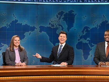 Kate McKinnon, Colin Jost (centro) y Michael Che, durante uno de los 'sketches' de la sección Weekend Update, en mayo de 2022.