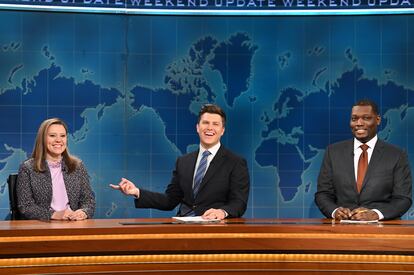 Kate McKinnon, Colin Jost (centro) y Michael Che, durante uno de los 'sketches' de la sección Weekend Update, en mayo de 2022.