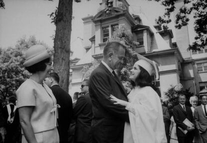 Lyndon B. Johnson era capaz de abrazar a su hija el día su graduación como si de un rival político se tratara.