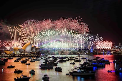 Fuegos artificiales sobre la ?pera de Sdney durante las celebraciones de A?o Nuevo. 