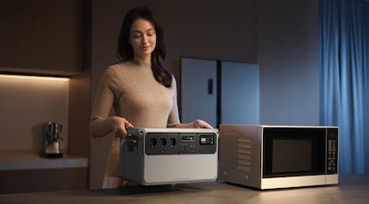 Mujer utilizando la DJI Power Auro 2000 Elite en una cocina