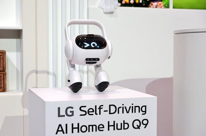 Un robot autónomo 'AI Home Hub Q9' se muestra durante una conferencia de prensa de LG Electronics.