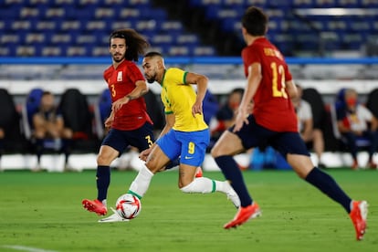 El defensa español Marc Cucurella pelea por el balón ante el delantero brasileño Matheus Cunha.