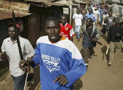Partidarios de Odinga, armados con espadas, machetes, piedras y maderos, recorren las calles de Kibera.