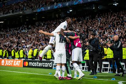 Los jugadores del Real Madrid celebran el segundo gol de su equipo ante el Chelsea este miércoles en Madrid.