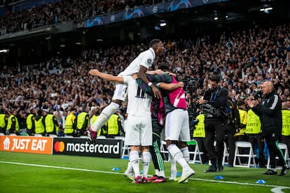 Los jugadores del Real Madrid celebran el segundo gol de su equipo ante el Chelsea este miércoles en Madrid.