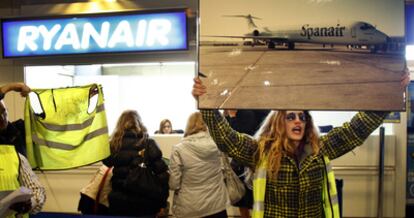 Concentración de trabajadores de Spanair, ayer en la terminal 2 de Barajas.