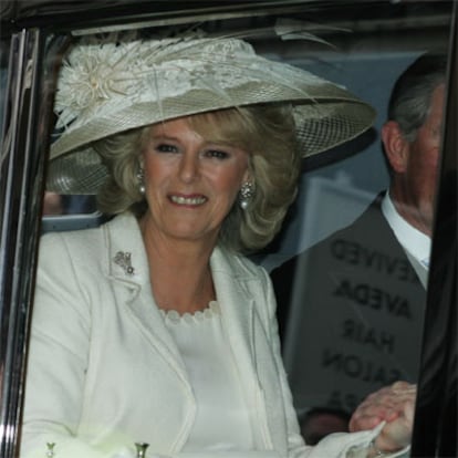 Camilla no esconde su alegría en el Rolls-Royce que la traslada, junto a Carlos, a la capilla de San Jorge para recibir la bendición de la Iglesia anglicana en una misa oficiada por el arzobispo de Canterbury. La historia de amor de Carlos y Camilla comenzó hace ahora 35 años y con altibajos ha sobrevivido a sus respectivos y fracasados matrimonios.